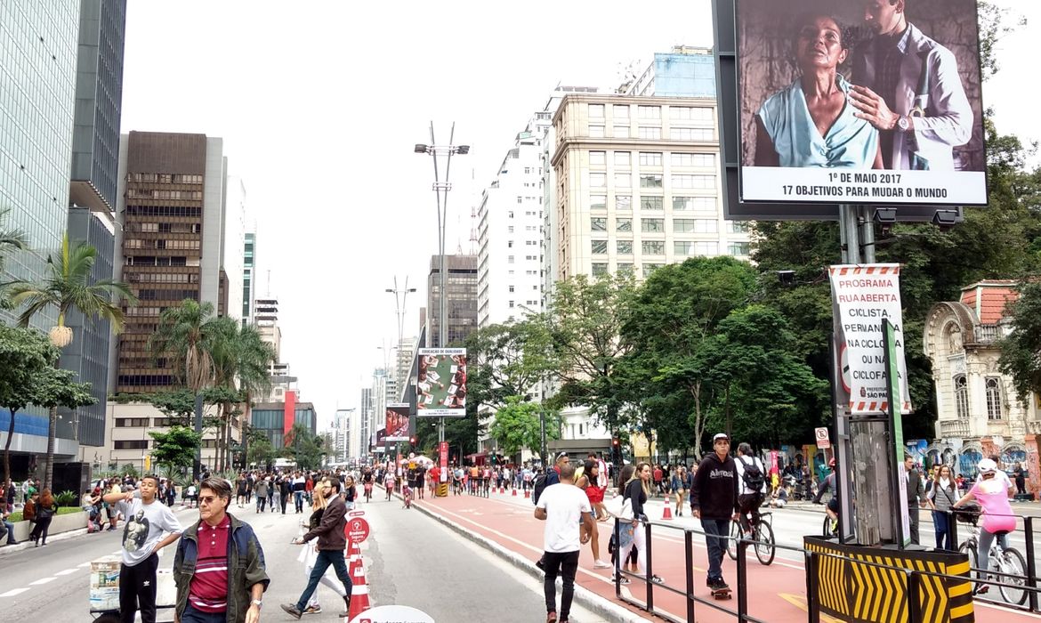 Fotos na avenida Paulista marcam início das atividades do Dia do Trabalho