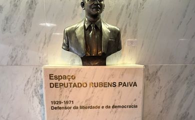 Brasília (DF), 08/05/2025 - Parlamentares fazem ato contra PL da Anistia em frente ao busto de Rubens Paiva.
Foto: Coalizão Pacto pela Democracia/Divulgação
