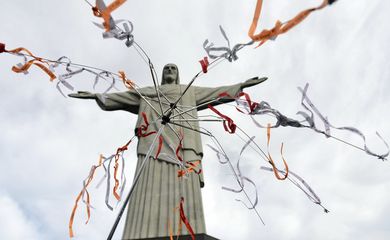 Rio de Janeiro - Representantes da sociedade civil durante lançamento da campanha Jogue a Favor da Vida, no Cristo Redentor. O ato tem por objetivo mobilizar a população contra o tráfico de pessoas, o trabalho escravo, a exploração sexual e