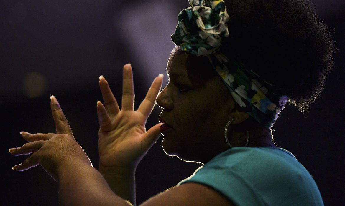 Brasília - A tradutora de Libras, Tatiane Elisabeth participa do quinto dia de debates, oficinas, literatura, no 9º Festival Latinidades (José Cruz/Agência Brasil)