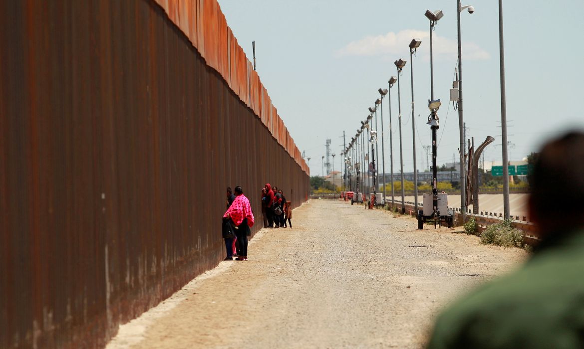 Muro Estados Unidos-México ao longo da fronteira entre os dois países
