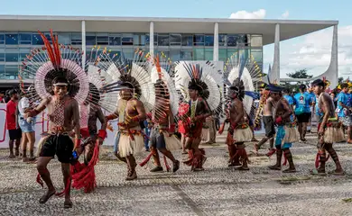 Brasília (DF) 25/04/2024 –  Indígenas de várias etnias que participam do Acampamento Terra Livre 2024 marcham na Esplanada dos Ministérios com o slogan #EmergênciaIndígena: Nossos Direitos não se negociam.   Foto: Rafa Neddermeyer/ Agência Brasil