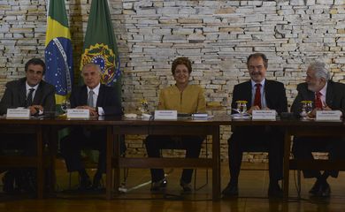 Presidenta Dilma Rousseff faz a primeira reunião ministerial do segundo mandato, na Granja do Torto (José Cruz/Agência Brasil)