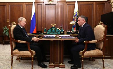 O presidente da Rússia, Vladmir Putin, durante reunião com o governador da região de Irkutsk, Igor Kobzev. Foto: kremlin.ru