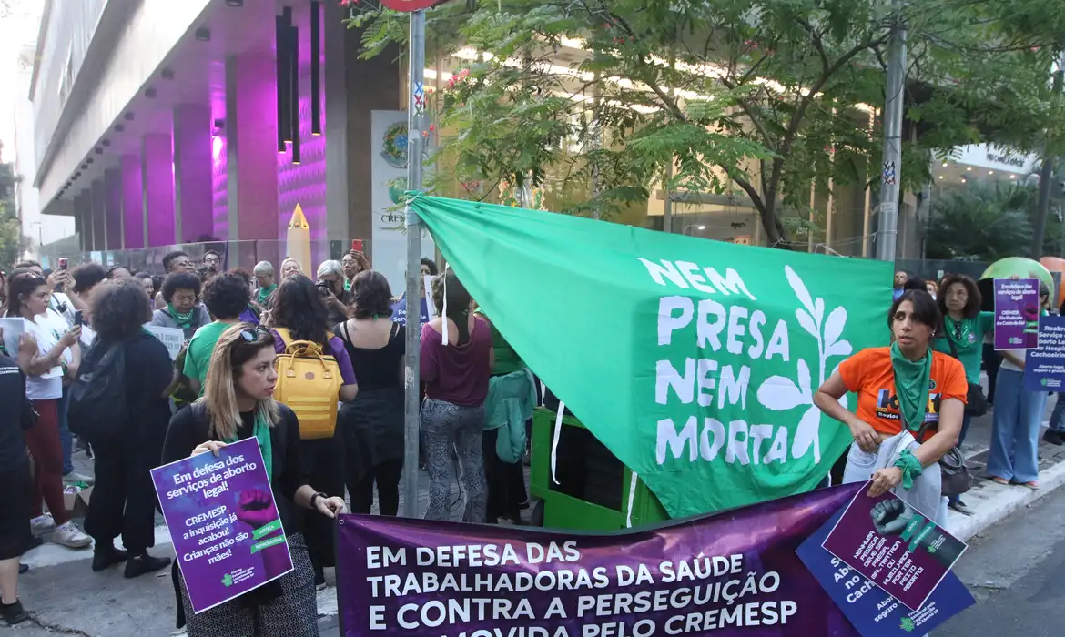 São Paulo (SP), 16/05/2024 - Ato em defesa dos serviços de aborto legal em frente ao Conselho Regional de Medicina do Estado de São Paulo - Cremesp. Foto: Rovena Rosa/Agência Brasil