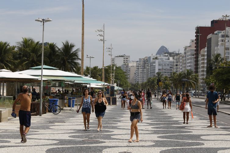 Praticantes de atividades esportivas coletivas e individuais aproveitam retirada de restrições contra a pandemia