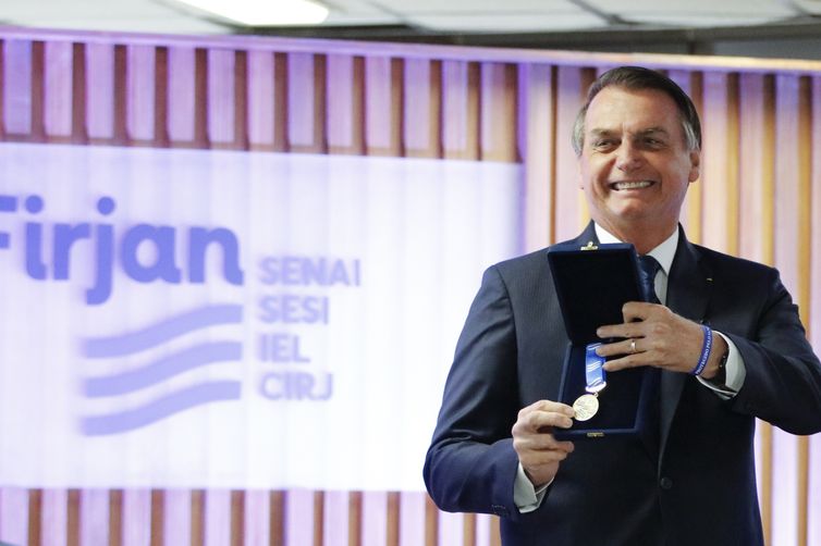  O presidente da República, Jair Bolsonaro, recebe a Medalha do Mérito Industrial na Federação das Indústrias do Estado do Rio de Janeiro (FIRJAN). 