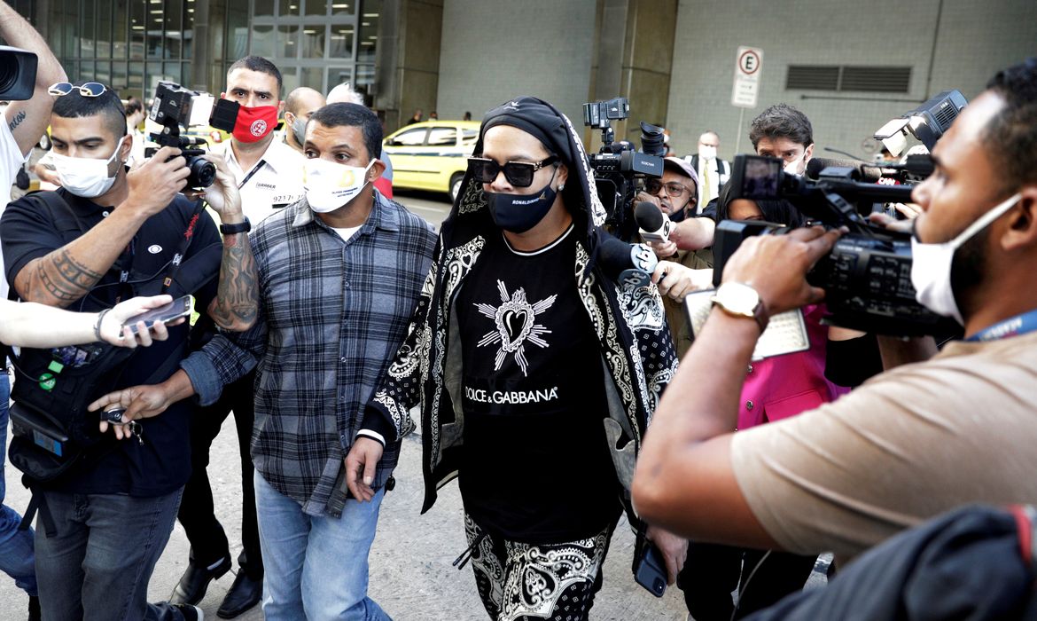 Ronaldinho arrives in Rio de Janeiro after a Paraguayan judge ended the house arrest