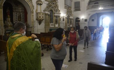 Igreja Matriz de Nossa Senhora da Glória, no Largo do Machado, volta a celebrar missas com a presença de fiéis