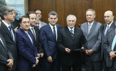 Brasília - Michel Temer entrega o projeto de lei que altera a meta fiscal ao o presidente do Senado, Renan Calheiros. Temer acompanhado pelos ministros Romero Jucá (Planejamento), Henrique Meirelles (Fazenda) e Geddel Vieira Lima 