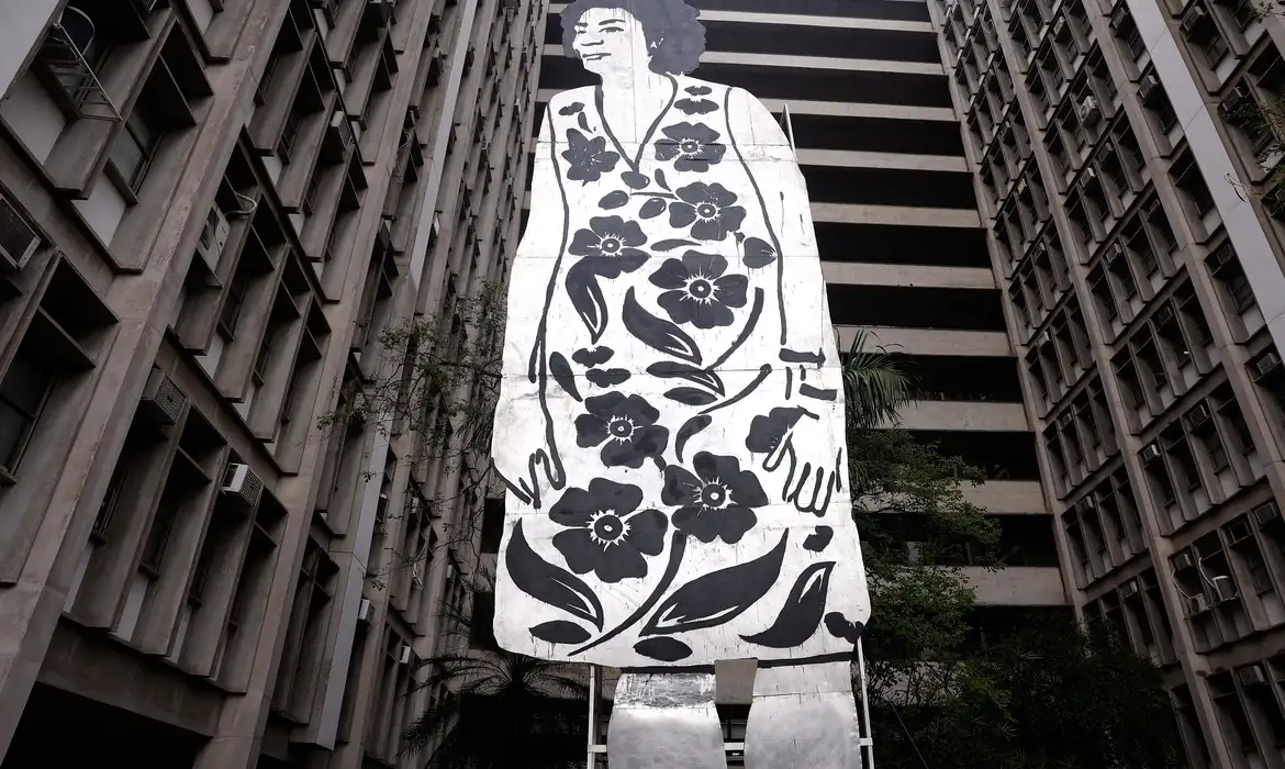 Rio de Janeiro (RJ), 28/07/2025 - Instituto Marielle Franco inaugura escultura de Marielle na UERJ. A escultura “Marielle Franco – Corte Seco”, do artista contemporâneo Paulo Nazareth, foi criada em 2021 para a 34ª Bienal de São Paulo, a obra faz parte da série Corte Seco, composta por peças em grandes dimensões que retratam figuras negras. Foto: Tânia Rêgo/Agência Brasil