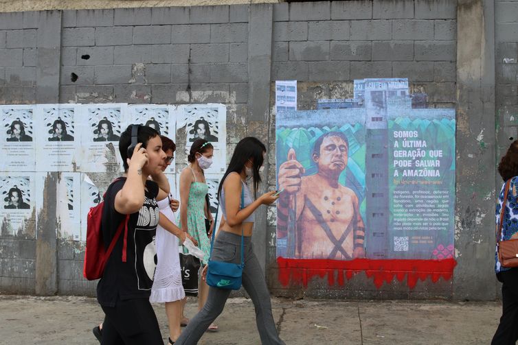 Lambe com a imagem de Ari Uru-Eu-Wau-Wau, indígena assassinado em abril de 2020 em Rondônia, no bairro da Liberdade. -Rovena Rosa/Agência Brasil