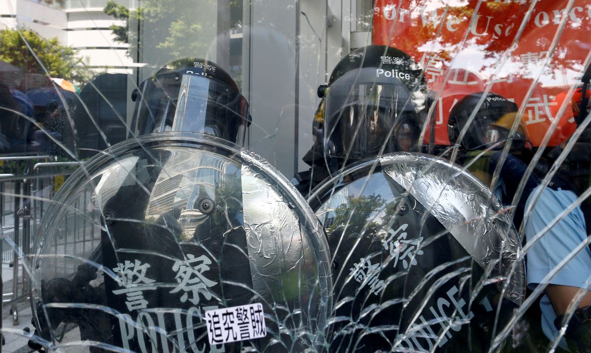 FILE PHOTO: Riot police is seen inside the Legislative Council building where protesters try to break into, during the anniversary of Hong Kong's handover to China in Hong Kong, China July 1, 2019. REUTERS/Thomas Peter/File Photo