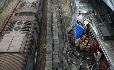 Dois trens bateram na Estação de São Cristóvão, na Zona Norte do Rio de Janeiro, na manhã desta quarta-feira