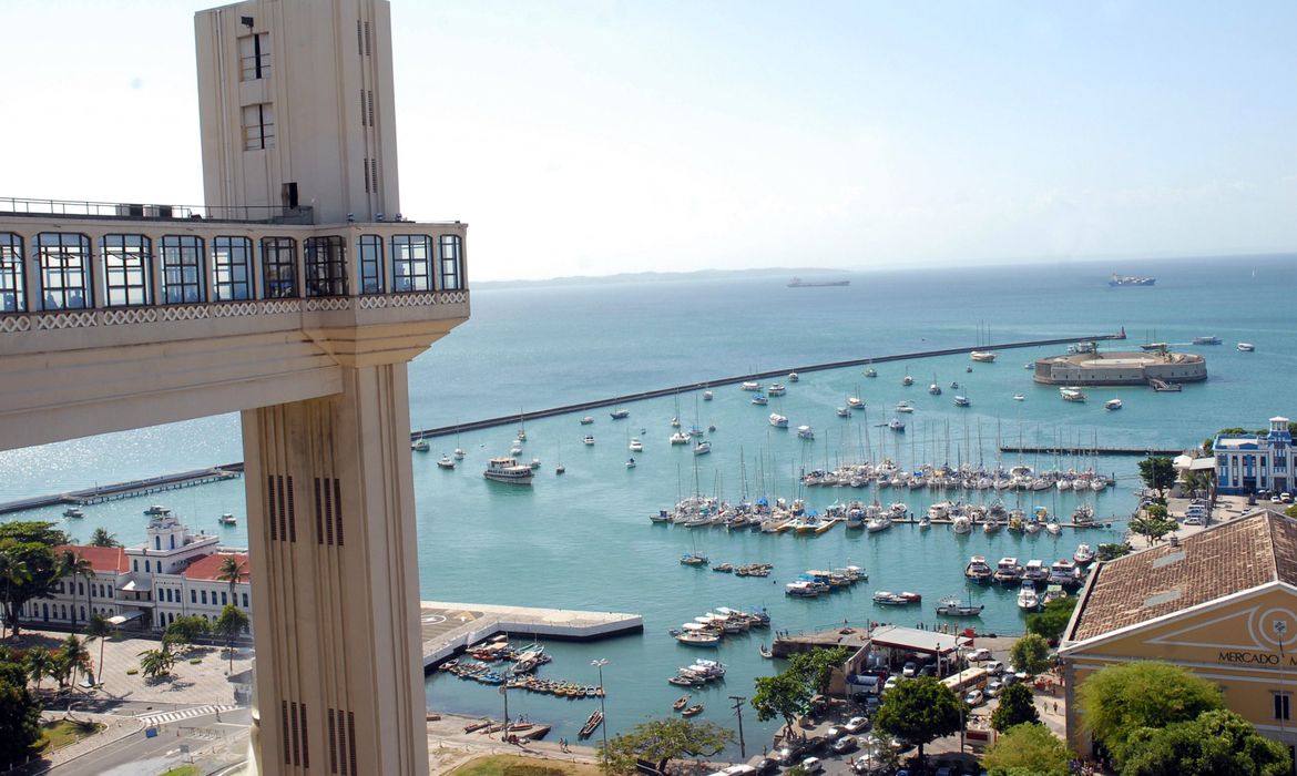 Vista da Baía de Todos os Santos, com o Elevador Lacerda