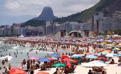 Rio de Janeiro(RJ), 31/12/2024 - Praia cheia com palcos montados na areia da Praia de Copacabana no último dia do ano.  Foto: Tânia Rêgo/Agência Brasil
