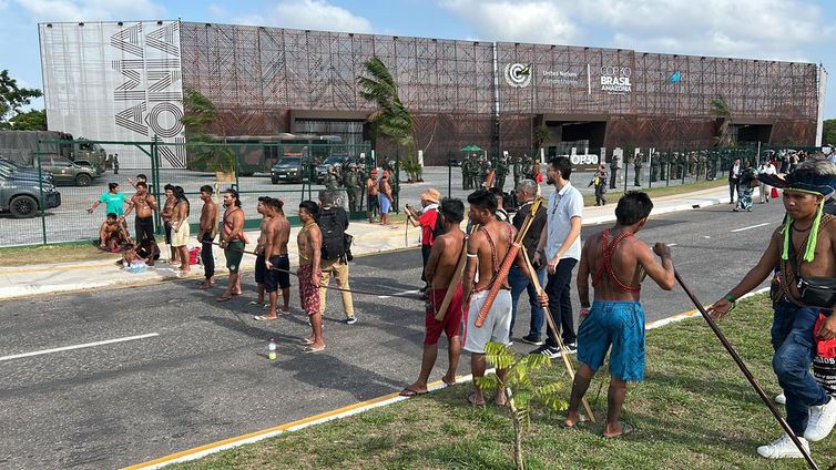 Brasília (DF) 14/11/2025 – Protesto na entrada principal da COP30.
Foto: Gabriel Corrêa/Rádio Nacional