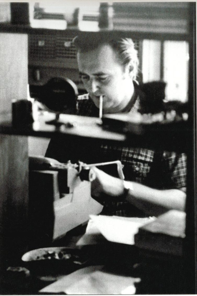 Sérgio Porto at his typewriter.