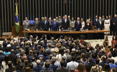 Plenário da Câmara dos Deputados durante sessão solene do Congresso Nacional destinada a dar posse ao presidente e ao vice-presidente da República.

Mesa (E/D):
1º secretário da Mesa do Congresso, deputado Luciano Bivar (União-PE);
presidente da