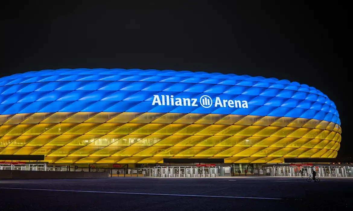 Bayern de Munique ilumina estadio Allianz Arena em homagem à Ucrânia - invasão russa