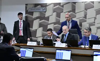 CPI do Crime Organizado (CPICRIME) realiza oitiva do fundador e ex-presidente do Conselho de Administração da Reag Investimentos.

A CPI apura suspeitas de lavagem de dinheiro e uso do comércio de joias para movimentar recursos de facções, além de avaliar a eficácia das políticas públicas de combate à lavagem de dinheiro no País. 

A finalidade da comissão é apurar a atuação, expansão e o funcionamento de organizações criminosas no território brasileiro, em especial de facções e milícias, de modo a permitir a identificação de soluções adequadas para o seu combate, especialmente por meio do aperfeiçoamento da legislação atualmente em vigor. 

Mesa: 
vice-presidente da CPICRIME, senador Hamilton Mourão (Republicanos-RS);
presidente da CPICRIME, senador Fabiano Contarato (PT-ES);
relator da CPICRIME, senador Alessandro Vieira (MDB-SE).

Em pronunciamento, à bancada, senador Sergio Moro (União-PR).

Foto: Geraldo Magela/Agência Senado