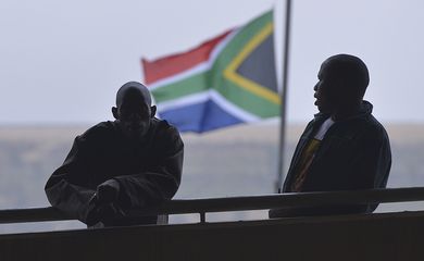 Joanesburgo (África do Sul) - Milhares de pessoas se concentram no Estádio Soccer City em homenagem ao ex-presidente Nelson Mande. (Foto Marcello Casal Jr./Agência Brasil)