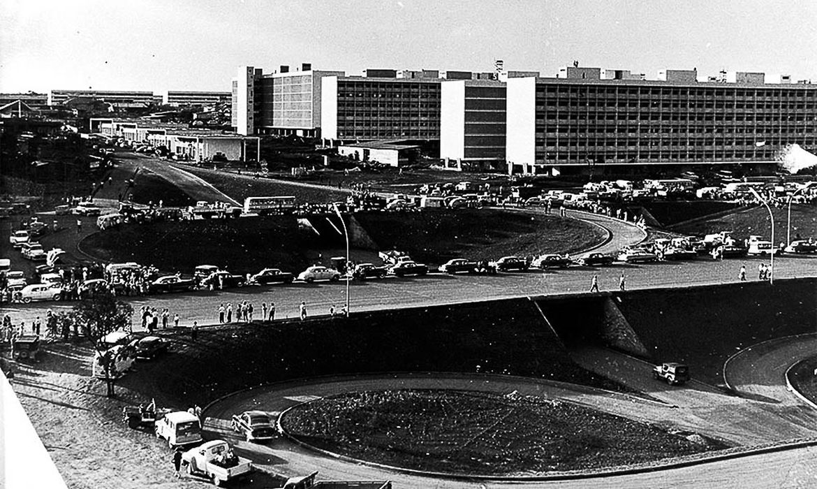 Eixo Rodoviário em 21 de Abril de 1960, inauguração de Brasília