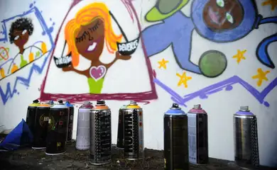 Jovens decoram com grafites temáticos os muros do Conselho Estadual dos Direitos da Mulher em lembrança ao Dia Internacional de Combate à Violência Contra a Mulher (Fernando Frazão/Agência Brasil)
