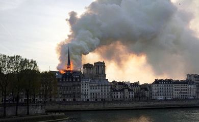 Catedral de Notre Dame de Paris em chamas