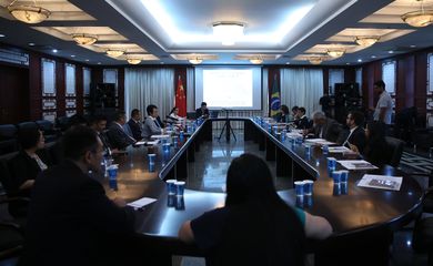Brasília - O encarregado de Negócios da embaixada da China no Brasil, ministro Song Yang, e a ministra conselheira da embaixada Xia Xiaoling falam sobre abertura do mercado chinês para o mundo (José Cruz/Agência Brasil)