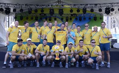 O prefeito Eduardo Paes faz a entrega simbólica da chave da cidade do Rio a representantes da delegação da Austrália nos Jogos Olímpicos Rio 2016 (João Paulo Engelbrecht/ PCRJ)
