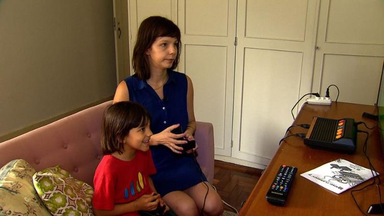 Mãe e filho jogam video game