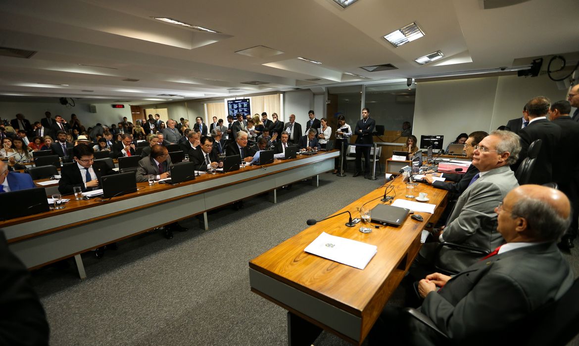 Brasília - A Comissão de Constituição e Justiça do Senado se reúne para apreciar e votar o substitutivo do senador Roberto Requião (PMDB-PR) para as duas propostas que definem os crimes de abuso de autoridade.  (Marcelo Camargo/Agência