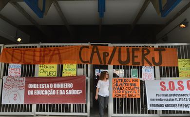 Rio de Janeiro - A Comissão de Educação da Alerj promove audiência pública no CAp-Uerj para discutir os efeitos da crise financeira do Estado na instituição, que está ocupada por alunos há uma semana  (Tânia Rêgo/Agência Brasil)