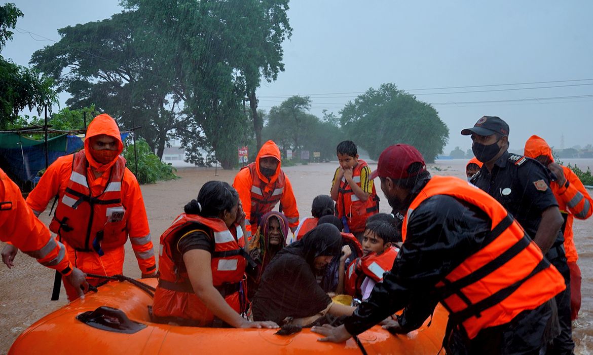Equipes usam botes para resgatar pessoas em áreas inundadas em Kolhapur, na Índia.