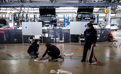 Polling stations prepare for election amid omicron wave, in Lisbon