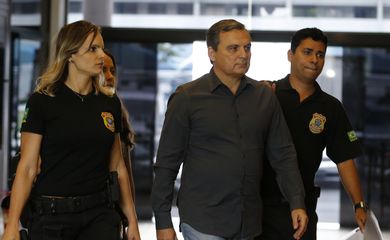Rio de Janeiro - O ex-chefe da Casa Civil do governo Sérgio Cabral Régis Fichtner chega preso à sede da Polícia Federal (Tânia Rêgo/Agência Brasil)