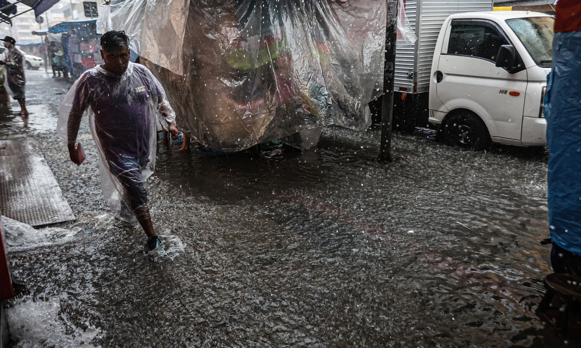 São Paulo (SP), 18/02/2025 - Calor de 35ºC e chuva forte a tarde no centro de São Paulo. Foto: Paulo Pinto/Agência Brasil