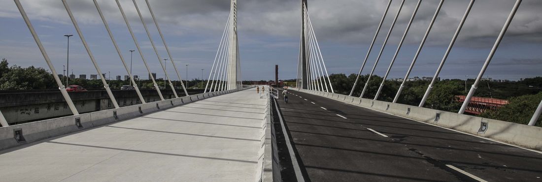 A prefeitura do Rio de Janeiro inaugurou hoje (24) uma ponte estaiada na Barra da Tijuca que marca a conclusão de 85% do segundo corredor de ônibus articulados da cidade, o BRT Transcarioca.