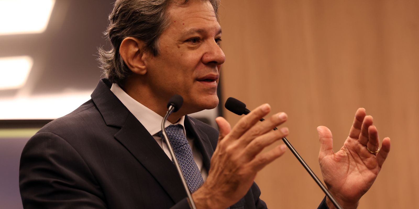 Haddad diz que política fiscal não depende apenas do governo federal