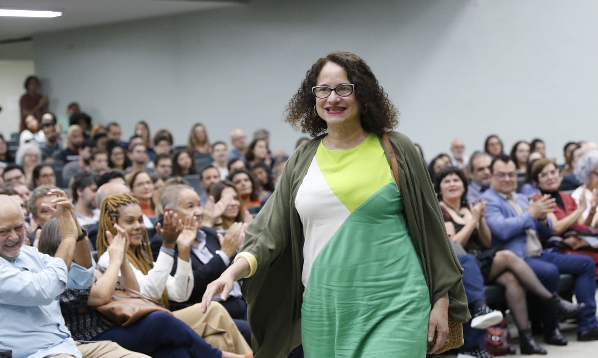 Rio de Janeiro (RJ), 31/07/2023 - A ministra da Ciência, Tecnologia e Inovação, Luciana Santos, apresenta a palestra Novos Tempos para a Ciência e a Tecnologia no Brasil, na Universidade Federal do Rio de Janeiro (UFRJ). Foto: Fernando Frazão/Agência Brasil
