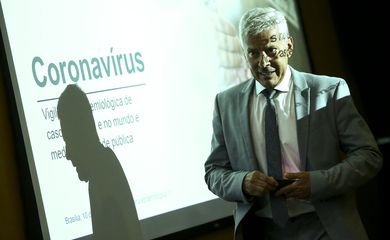 O secretário-executivo do Ministério da Saúde, João Gabbardo, durante entrevista coletiva sobre o novo coronavírus.