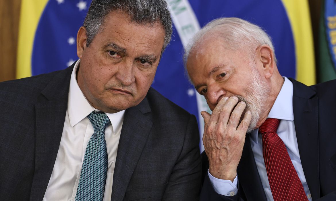 Brasília (DF), 29/11/2024 - O ministro da Casa Civil, Rui Costa, e o presidente Luiz Inácio Lula da Silva durante cerimônia para assinatura de contratos de financiamento do BNDES para infraestrutura e mobilidade urbana de São Paulo. Foto: Marcelo Camargo/Agência Brasil