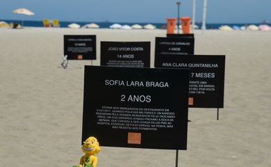 Rio de Janeiro - A ONG Rio de Paz coloca placas na areia da Praia de Copacabana com nomes de crianças e adolescentes que morreram vítimas de balas perdidas nos últimos 10 anos na capital fluminense (Tomaz Silva/Agência Brasil)