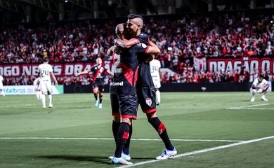 Atlético-GO vence Corinthians na Copa do Brasil