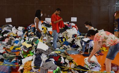 Mariana (MG) - Donativos para as vítimas do rompimento de barragem no distrito de Bento Rodrigues, zona rural de Mariana, em Minas Gerais (Antonio Cruz/Agência Brasil)