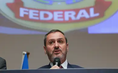 Brasília, DF 17/05/2025  - O diretor geral da Polícia Federal, Andrei Rodrigues, acompanhado do chefe do escritório da Interpol no Brasil, delegado Fabio Mertens,  durante coletiva sobre prisão de brasileiro integrante de facção criminosa em Santa Cruz de la Sierra, na Bolívia. Foto: Fabio Rodrigues-Pozzebom/ Agência Brasil