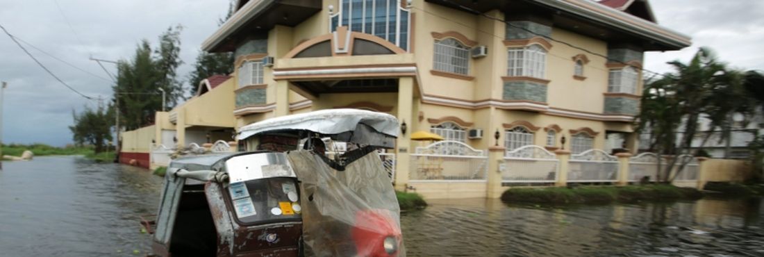 Uma pessoa morreu e 125 mil estão desabrigadas no centro do arquipélago das Filipinas após a passagem do Tufão Haiyan, que assola o país com ventos médios de 235 quilômetros por hora (km/h) e rajadas de 275 km/h.