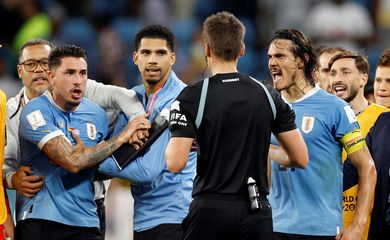 Uruguaios reclamam com árbitro Daniel Siebert