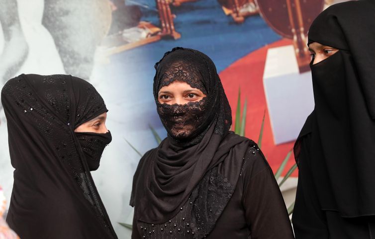 EPA4492. NUEVA DELHI (INDIA), 20/09/2018.- Mujeres musulmanas celebran la aprobación de una ordenanza por la que se criminaliza, con penas de cárcel, la práctica musulmana del 